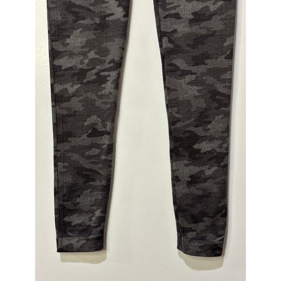SPANX Look At Me Now Seamless Shapewear Gray Camo Cropped Leggings EUC - Picture 5 of 10